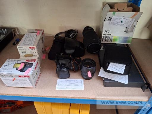 Sprzęt fotograficzny i video - pakiet zawierający 32 poz. asort. (wg oddzielnego wykazu), w tym m.in.: aparaty fotograficzne, lampy błyskowe, obiektywy, kamery, odbiorniki TV, bindownice, laminatory itp. 